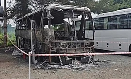 Clip xe chở khách du lịch cháy dữ dội ở huyện Củ Chi, TP HCM