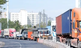 Dòng xe tải xếp hàng dài 'đứng bánh' trên đường vào cảng Cát Lái, TPHCM