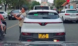 TPHCM 24/7: Lưu ý mới về cấp đổi giấy phép lái xe; Thản nhiên dừng ô tô giữa phố, đứng hút thuốc