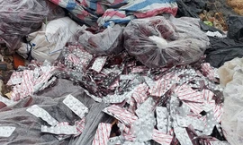 Đà Nẵng: Số lượng lớn thuốc tân dược vứt bỏ bên đường, phủ dưới tấm bạt mỏng