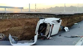 Tin mới vụ sập mặt cầu vừa khánh thành ở Tây Ninh, ô tô rơi xuống hố