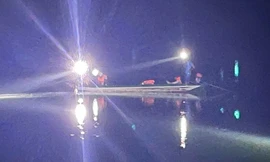 Gấp rút tìm người vác bao đá, liều mình bơi qua sông Đồng Nai