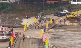 Khẩn cấp cắt cầu phao Phong Châu