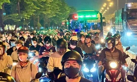 TP Thủ Đức: Ngã tư Bình Thái ken đặc xe máy, ô tô, người đi đường 'nghẹt thở'