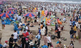 Bãi biển Vũng Tàu đông chưa từng có, khách vẫn đang đổ về nườm nượp