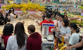 Đông nghịt khách chờ mua sắm ngay cả khi siêu thị TPHCM chưa mở