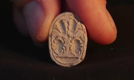 Nghịch đá, bé gái 3 tuổi phát hiện báu vật 3.800 năm