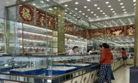 Cảnh tượng lạ lùng ở nhiều tiệm vàng tại TPHCM