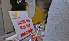 Du khách quốc tế xếp hàng ở Bưu điện TPHCM để gửi thư tay đi bốn phương