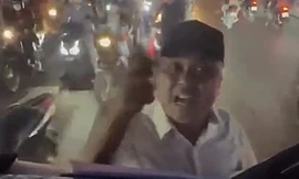 Xôn xao clip người đàn ông khiêng xe đạp đập đầu ô tô