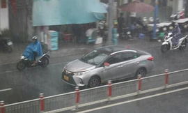 Giữa trưa, TPHCM tối sầm, mưa dông xối xả