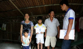 Em Hẳn nhận học bổng Đèn Đom Đóm trong căn nhà lá tạm bợ