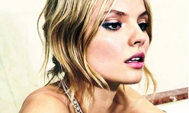 Magdalena Frackowiak ngực trần khoe trang sức