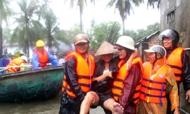 Miền Trung vật lộn trong mưa lũ