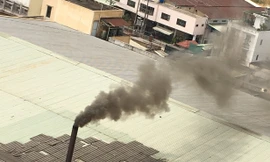 Ống xả khói đen của Cty may Phương Đông.