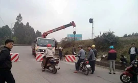 Các khối bê tông chắn đường lên cầu Việt Trì ảnh: otofun.