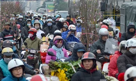 Những ngày giáp Tết Bính Thân, đường Âu Cơ (Tây Hồ, Hà Nội) dẫn vào chợ hoa Quảng An thường xuyên trong tình trạng ùn ứ giao thông kéo dài.