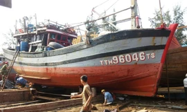 Tàu TTH 94046TS gặp nạn khi chỉ còn cách đất liền vài trăm mét. Ảnh: Ngọc Văn