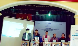 Đại diện Công ty CP Karofi Việt Nam trao quà cho bà con nghèo xã Đại An.