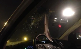 Sắt ở cột đèn đâm xuyên kính ô tô