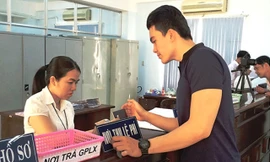 Sở GTVT TPHCM làm thủ tục cấp đổi giấy phép lái xe cho người dân.