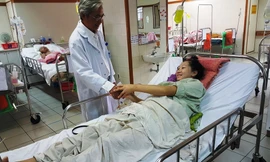 Sản phụ Mai Thị H. từ cõi chết trở về đang dần bình phục sức khỏe, mẹ tròn con vuông. Ảnh: Ngọc Văn.