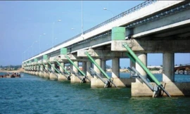 Đập ngăn mặn Thảo Long phía hạ nguồn sông Hương được yêu cầu xả nước ngọt khẩn để điều tiết môi trường, tăng lượng ô xy cho vùng đầm phá Tam Giang và khu vực cửa biển Thuận An.