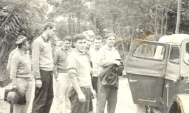 Nhóm chuyên gia quân sự Liên Xô tại một tiểu đoàn bộ đội phòng không Việt Nam.