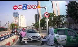 Hình ảnh trong đoạn video ghi lại cảnh ô tô, xe máy nối đuôi nhau đi ngược chiều.