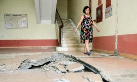 Theo một số người dân, vào khoảng 22h30 ngày 12/8, tại khu vực sảnh tòa chung cư N5 bất ngờ phát ra tiếng động lớn, sau đó hơn 20m2 của sàn nhà bỗng sụp xuống gần nửa mét.