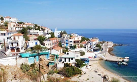 Đảo Ikaria cách bờ biển Thổ Nhĩ Kỳ khoảng 50 km. Ảnh: oddity.