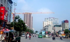 Cần cẩu xây dựng lơ lửng trên đầu người dân phố Tân Mai. Ảnh: Thanh Hà.