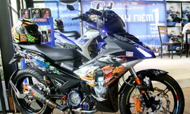 Chiếc Exciter 150 độ dàn vỏ phong cách xăm nghệ thuật Nhật Bản - Japanese Tattoo có nguyên bản là phiên bản Camo. Chủ nhân là anh Dương Minh Tú, một người đam mê xe ở Hà Nội. Anh Tú cho biết, trước bản Japanese Tattoo, chiếc xe này đã lên bản độ Weapon E