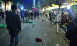 Nhiều người vô ý thức đã bỏ lại rất nhiều rác sau khi đón năm mới tại các khu vực quanh Hồ Gươm.