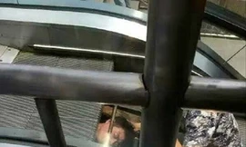 Người đàn ông bị thang cuốn “nuốt chửng” 