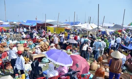 Chiều 14/2 (mồng 7 tháng Giêng) hàng nghìn người đổ về chợ Viềng (Trung Thành, Vụ Bản, Nam Định) “mua may bán rủi” trong phiên chợ chỉ họp một lần trong năm.