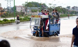 Sau trận mưa lớn ngày hôm qua, 25/5, nhiều khu vực ở Hà Nội chìm trong 'biển' nước.