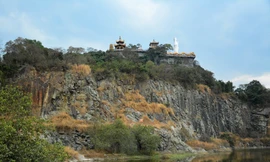 Chùa núi Châu Thới là một trong những ngôi chùa cổ xưa nhất của tỉnh Bình Dương và vùng Đông Nam Bộ . Ngôi chùa tọa lạc trên núi Châu Thới cao 82 m, rộng 25 ha, xung quanh là vùng đồng bằng, thuộc phường Bình An, thị xã Dĩ An. 