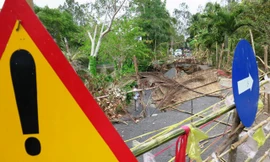Biển cảnh báo tại các đoạn đường sụp sâu để người dân di chuyển theo hướng khác.
