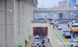 Sáng nay (8/1), hầm chui Thanh Xuân nằm tại nút giao 4 tầng Nguyễn Trãi - Khuất Duy Tiến (Thanh Xuân Hà Nội) và hầm chui tại nút giao Trung Hòa (Cầu Giấy, Hà Nội) chính thức được thông xe.