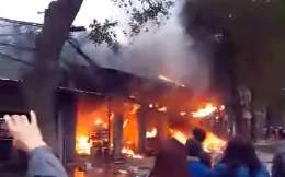 Cháy lớn thiêu rụi đồ đạc nhiều ki-ốt.