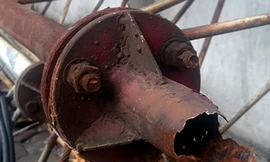 Chiếc cột thu phát sóng bằng sắt đặt trên nóc tòa nhà 105 Láng Hạ (Hà Nội) lộ nhiều điểm hoen gỉ, mục ruỗng sau khi bị gãy, đổ.