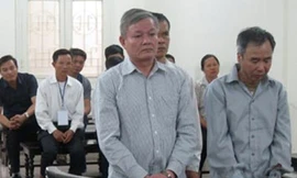 Các bị cáo đưa ra xét xử tại phiên tòa.