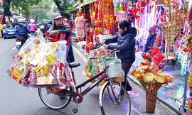 Phố Hàng Mã nhộn nhịp trước ngày ông Công ông Táo