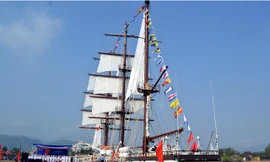 Tàu buồm Lê Quý Đôn ở cảng Học viện Hải quân.