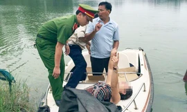 Người phụ nữ được đưa vào bờ có biểu hiện không bình thường.