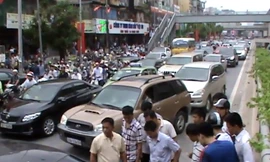 Vụ việc khiến giao thông ùn ứ kéo dài vào giờ tan tầm. Ảnh: Nguyễn Dương.