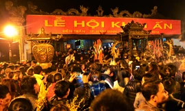 VIDEO: Hỗn loạn sau giờ khai ấn đền Trần