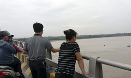 Khu vực cầu Phù Đổng nơi nạn nhân rơi xuống sông Đuống mất tích.