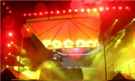 Hàng ngàn sinh viên đội mưa cùng ‘cháy’ trong đêm nhạc hội